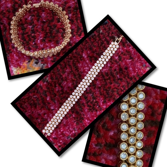 Jewelry - FREE WITH PURCHASE GOLD/WHITE COSTUME BRACELET